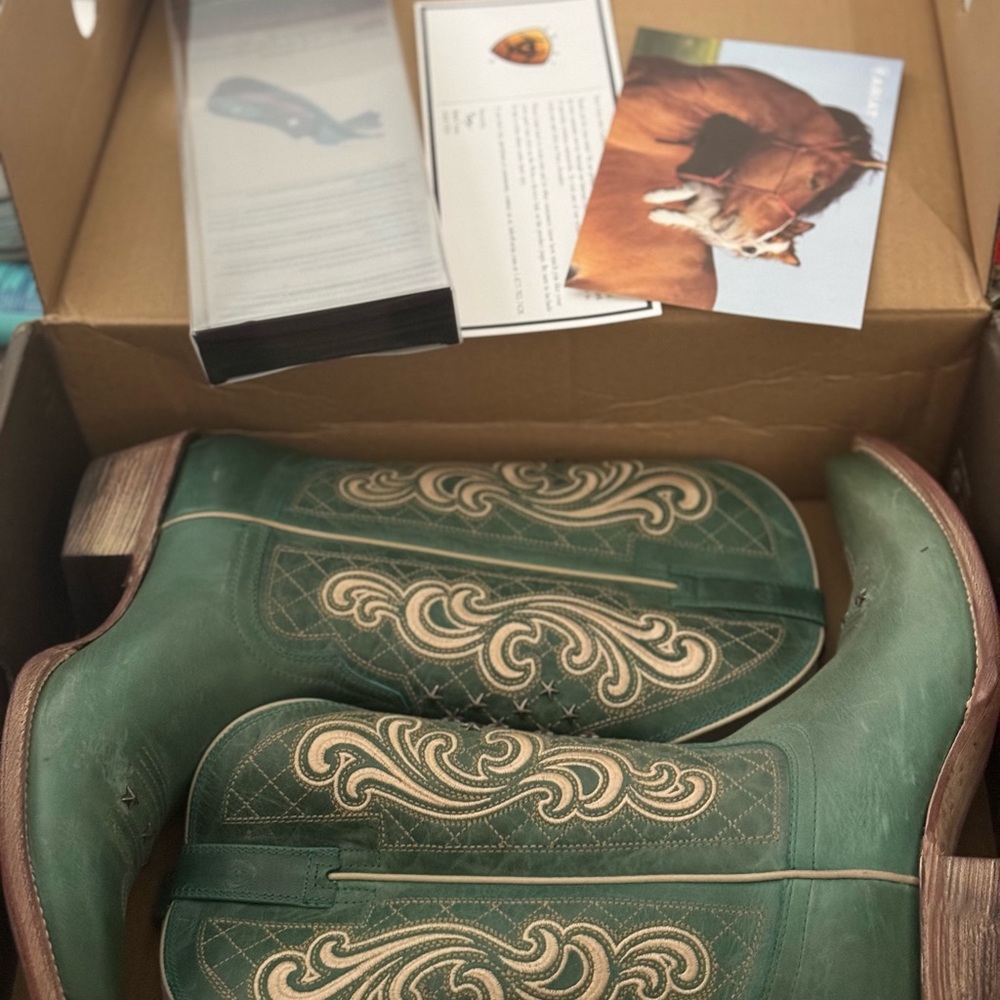 Ariat boots size 10 snip toe with ATS footbed insoles
